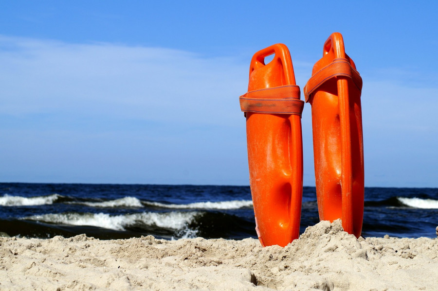 lifeguard-on-duty-3590419_1280