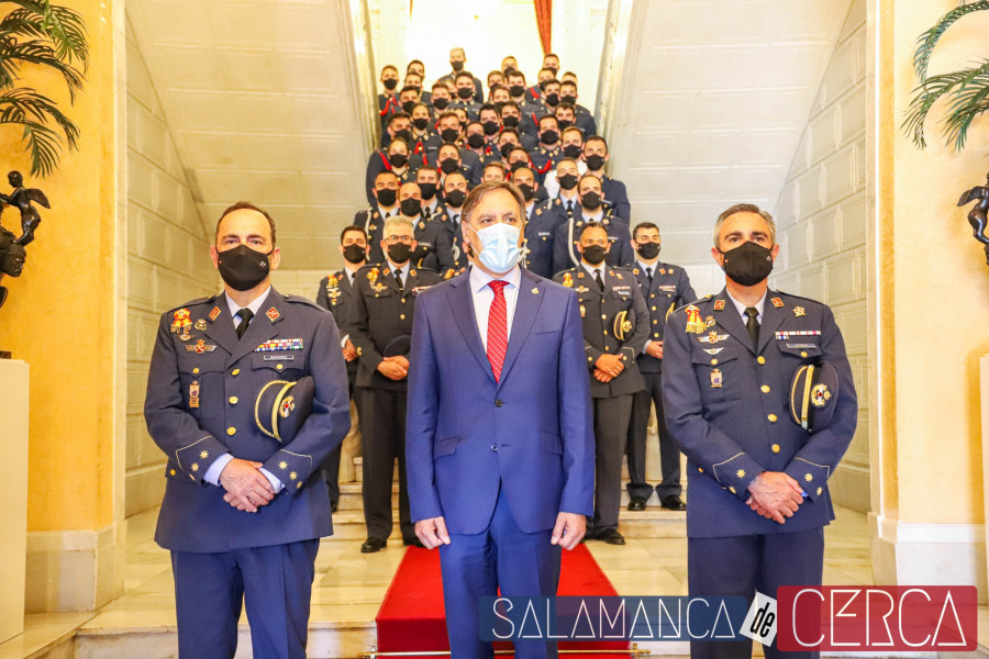 Alumnos del ejercito del aire de Matacán en el Ayuntamiento de Salamanca-2