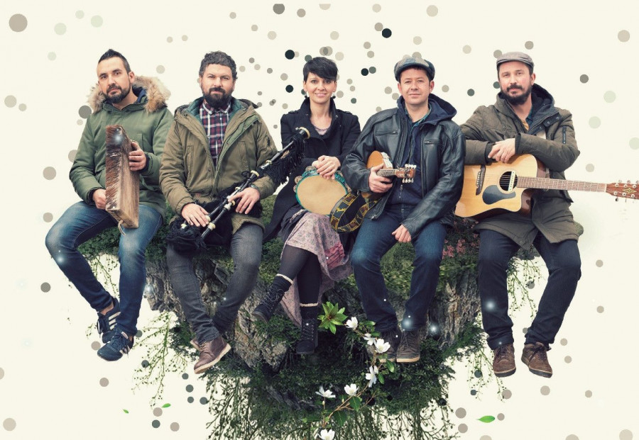 FOLK ON CREST 1