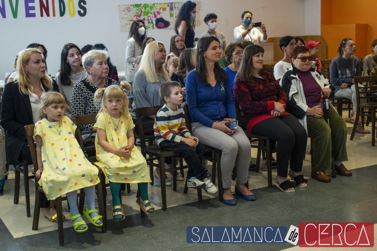 El alcalde de Salamanca, Carlos García Carbayo, visita a las personas refugiadas de Ucrania 5