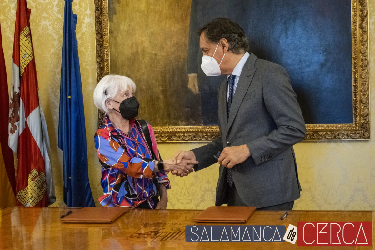 El alcalde de Salamanca recibe una nueva donación para el Museo Casa Lis. 3