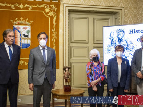 El alcalde de Salamanca recibe una nueva donación para el Museo Casa Lis. 4